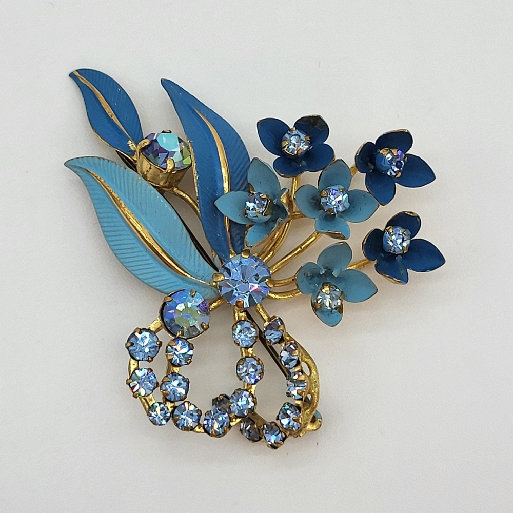 Vintage made in Australia blue crystals floral arrangement on gold brooch